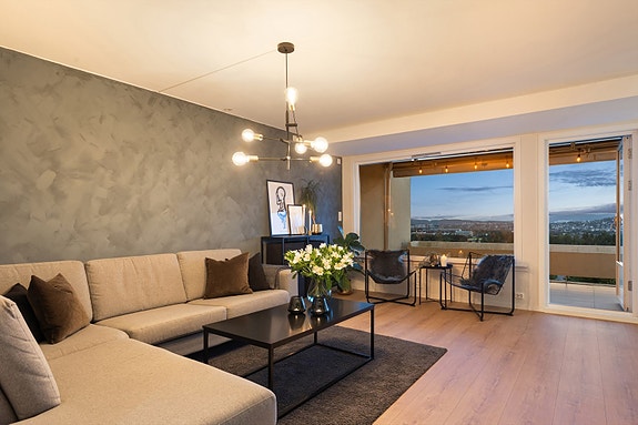 DNB Eiendom v/Veronica Melsnes har gleden av å presentere denne strøkne og gjennomgående 4-romsen beliggende i byggets 3. etasje.