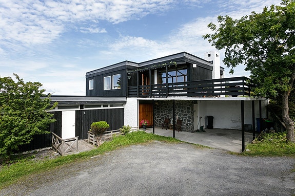 Eiendomsmegler Kjetil Marstein har gleden av å presentere denne unike boligen i Ålesund sentrum.