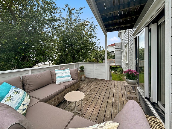 Utleiemegler Sør har gleden å presentere en flott leilighet over to etasjer, med en fantastisk beliggenhet på Lund.
