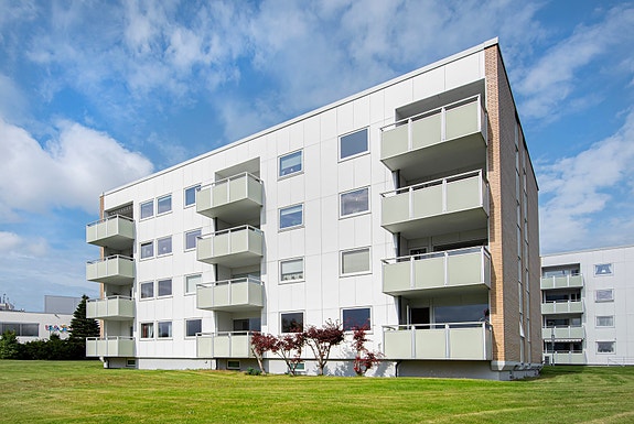 Eiendomsmegler 1 v/Ole-Marius Heggstad presenterer Vestre Aspehaug 3 - En stor 4-roms leilighet med vestvendt balkong / garasje og supersentral beliggenhet.