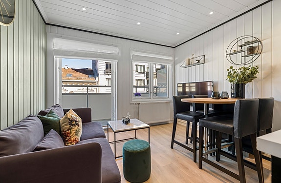 Stue med utgang til balkong.