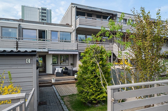Proaktiv Eiendomsmegling v/Steinar Skaanes presenterer en lekker, innholdsrik og moderne familiebolig på attraktive Risvollan.