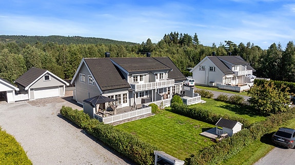 Velkommen til Myrstubben 24! En koselig halvpart tomannsbolig med tilhørende hage og dobbel garasje.