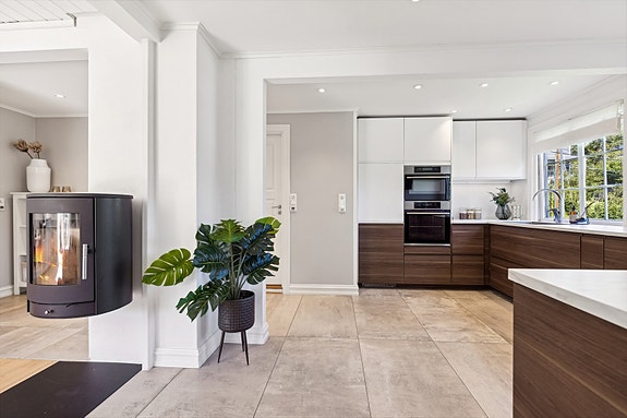 Velkommen til Vallerenga 7, 2.etg. i en hyggelig 4-mannsbolig med egen parsell i flott hage, presentert av Elisabeth Bruenech i DNB Eiendom