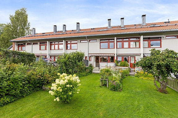Harald Hårfagres vei 19G - rekkehus over 3 plan med stort potensiale - fin intern beliggenhet