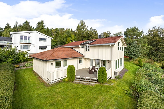 Boligen ligger i et attraktivt og rolig område på Ferstad på Byåsen med gangavstand til skoler, barnehager og idrettsanlegg.