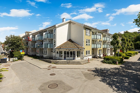 Leiligheten er i byggets andre etasje med balkong mot syd/vest