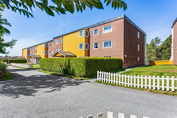 Øreåsen er et veletablert og meget populært og rolig boligområde. Mange velger å etablere seg her på grunn av den sentrale og barnevennlige beliggenheten.