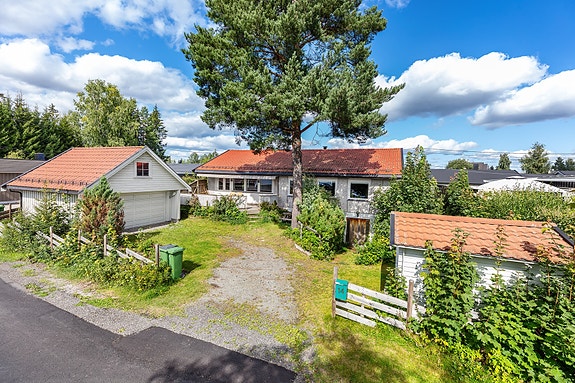 Velkommen til Mikalsrud 14 og denne store eneboligen over to plan med to innganger.