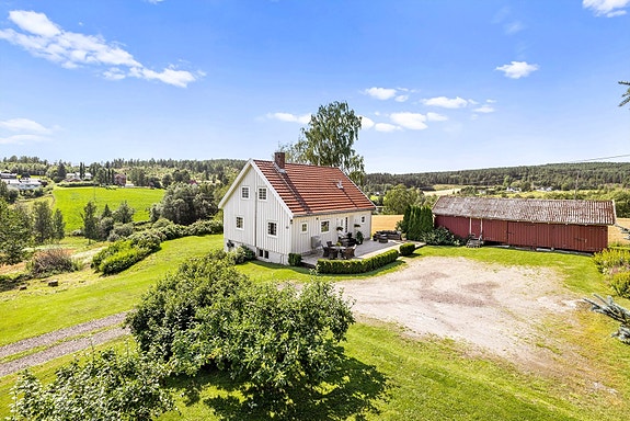 Velkommen til Tyristrand og denne hyggelige eiendommen, sentralt på Tyristrand.