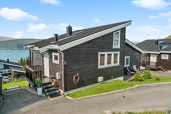 Velholdt rekkehus fra 2009 med fantastisk utsikt over Ranfjorden! Parkering i carport