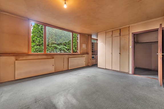 Velkommen til Utsikten 17!
En arealeffektiv ettromsleilighet i høy 1. etasje med eldre standard og behov for oppgradering.