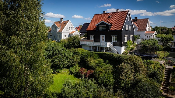 Velkommen til Gullkroken 10 A. En vakker villa på en høyde med utsikt og fine solforhold