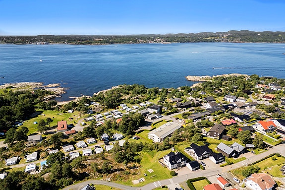 Her bor man i et barnevennlig og ettertraktet område, like ved buss, Gonsbukta badeplass og flotte turmuligheter.
