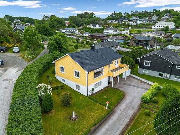 Boligen ligger fint plassert i en blindgate i et veletablert boligfelt i nærheten av Vanse.