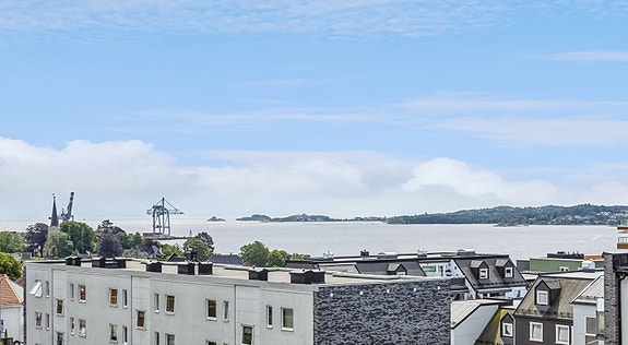 Velkommen til Jegersborggata 6B - 2 roms leilighet i 2. etasje med oppgraderingsbehov. Heis. Flott utsikt. Sentral beliggenhet.