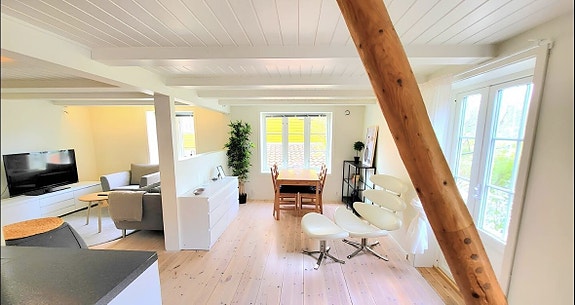 Spisestue sett fra kjøkkenet