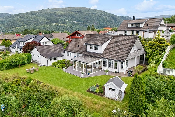 Velkommen til Garnesstølen 16: Flott enebolig i rolig og barnevennlig gate. Fin nærhet til skole og idrettsanlegg