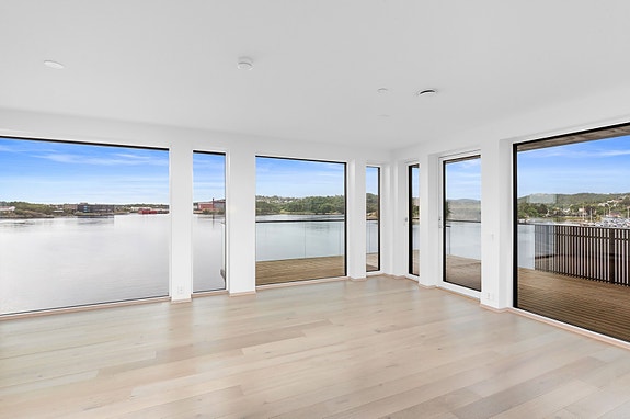 Sørmegleren ved Kristian Lossius har gleden av å ønske deg velkommen til Lumber Brygge 40! (Se leilighet i 5. etasje for innredet stue/kjøkken).
