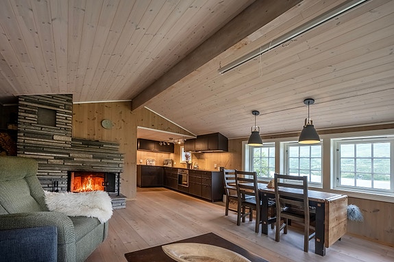 Stor åpen stue/kjøkkenløsning på hele 23 kvm.