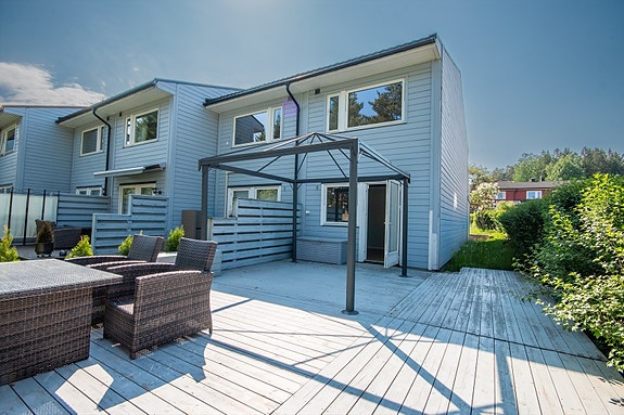 Velkommen til Finstadlia 55; Et koselig enderekkehus med solrik beliggenhet og fine og usjenerte uteplasser på hver side av boligen.