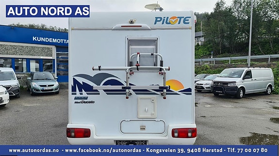 Sykkelstativ på bakvegg