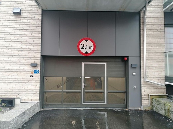 Innkjøring til garasjeplassen (vis a vis innkjøring Kronstadparken parkeringshus P7)