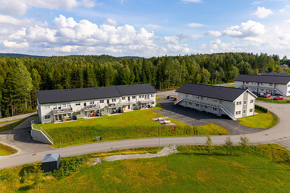 De to leilighetsbyggene ligger bakerst i feltet på Trollåsen.