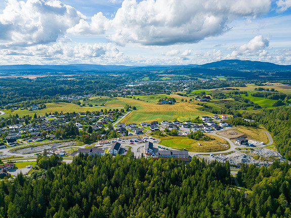 Foto av feltet fra øst, i bakgrunnen ligger Sundet, sentrum av Eidsvoll.