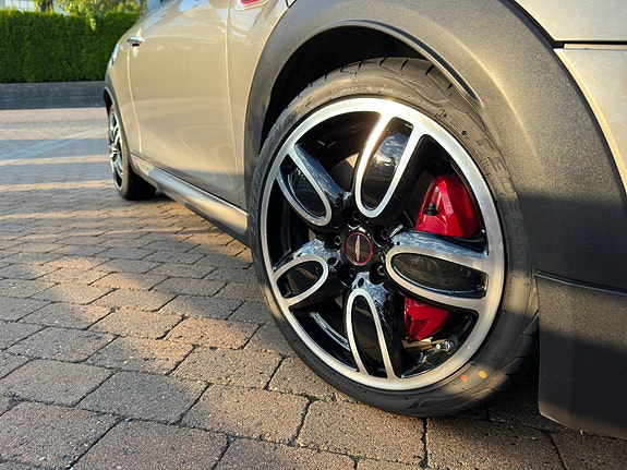 MINI Cooper S 8 of 19