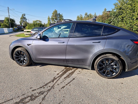 Tesla Model Y 7 of 30