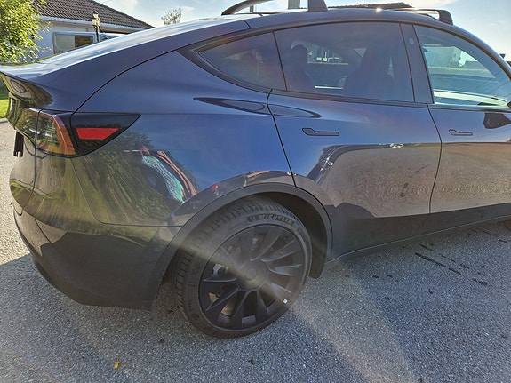 Tesla Model Y 4 of 30