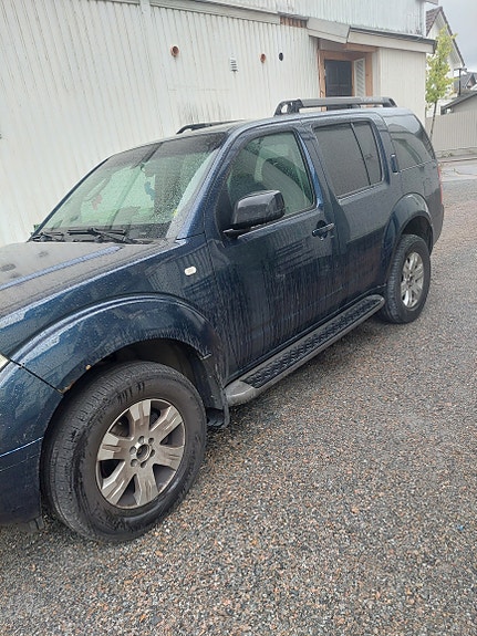 Nissan Pathfinder 3 of 28