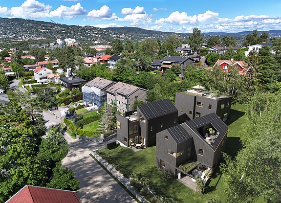 Dronefoto Myrhaugen 24. Tre store eneboliger under oppføring. Boligene vil få nydelige solforhold og flott utsikt over nærområdet. Illustrasjon - avvik vil forekomme.