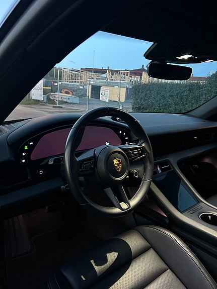 Porsche Taycan 16 of 24