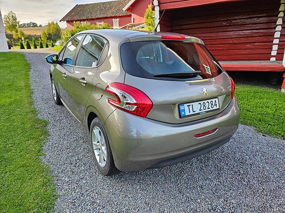 Peugeot 208 3 of 21
