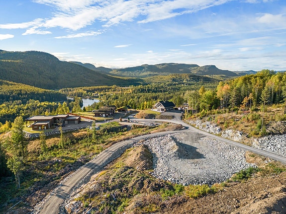 Stor solrik tomt med utsikt.
