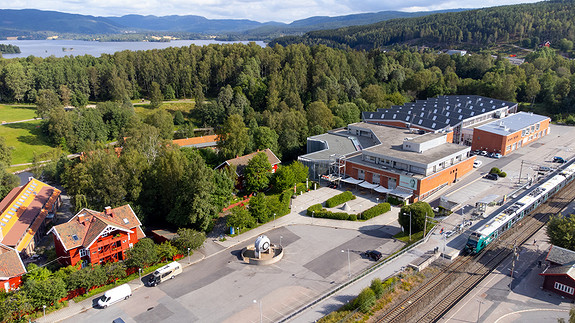 Teknisk museum ligger vakkert til langs Akerselva. Dronefoto: Lars Opstad