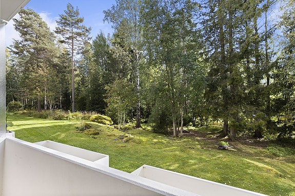 Kunne du tenke deg denne utsikten fra balkongen din? Her bor du med marka som nærmeste nabo. Velkommen til Bølerlia 117!