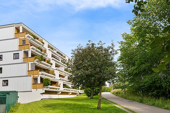 Velkommen til Etterstadsletta 78 - Presentert av Eiendomsmegler MNEF Sonja Damcevski Johansen i Proaktiv Properties! En romslig og gjennomgående 4-roms selveier med 2 uteplasser, 2 bad/WC og garasjeplass! Oppussingsobjekt.