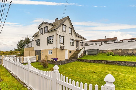 Velkommen til Hellesøyvegen 234 - presentert av Thomas Oen i Eiendomsmegler Vest.