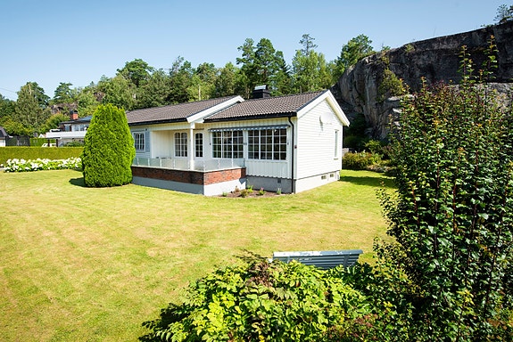 Velkommen til Gjekstad! Stor flott og skjermet hage til lek og moro