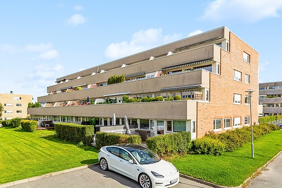 Velkommen til Stallmestervegen 4B - En romslig 4-roms terrasseleilighet på hele 93 kvm. BRA-i med ypperlig beliggenhet, solfylt terrasse og parkeringsplass i P-kjeller. Her kan du skape ditt eget hjem! Eiendomsmegler Sindre Hoem Mathisen, DNB Eiendom