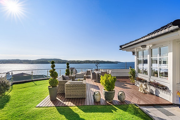 Velkommen til Ytre Morvik 44, en særdeles flott beliggende enebolig med utsikt over Byfjorden