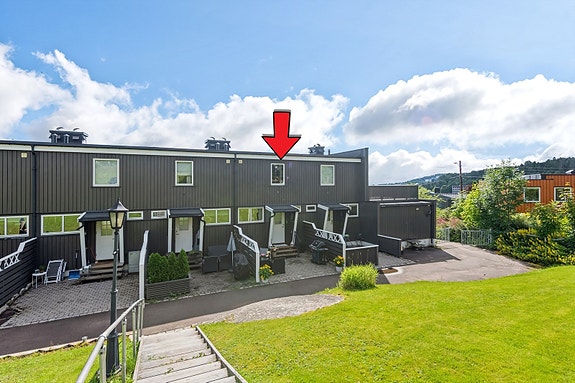 Seljeveien 11e er et koselig rekkehus over 2 plan med god planløsning med særs god beliggenhet