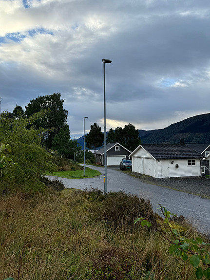 Opent mot aust gjev utsikt og morgensol. Fint og trygt med gatelys på hausten.