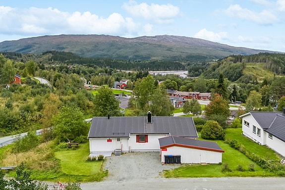 Velkommen til Reinsbakkan 18. Enebolig på endetomt med utsikt mot Geitfjellet. 4 soverom og garasje.