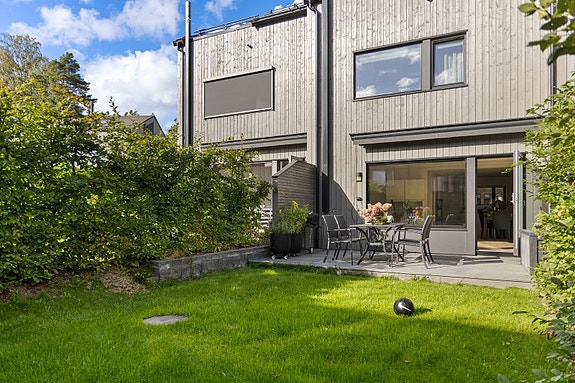 Velkommen til Jegerveien 5 P! Dette er en meget familievennlig bolig med nydelig beliggenhet i barnevennlige, rolige og solrike omgivelser på Ris/ Slemdal