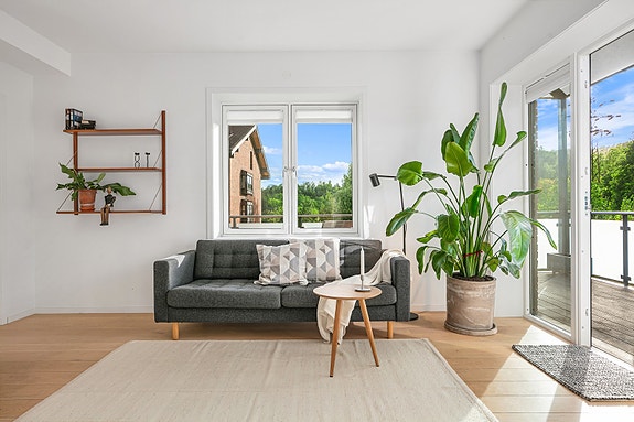 PrivatMegleren Bærum har gleden av å presentere denne tiltalende leilighten skjermet beliggende på Hamang