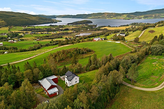 Velkommen til "Stigen" og Overvikvegen 204 - Eiendom på ca. 4 mål med usjenert og flott beliggenhet.